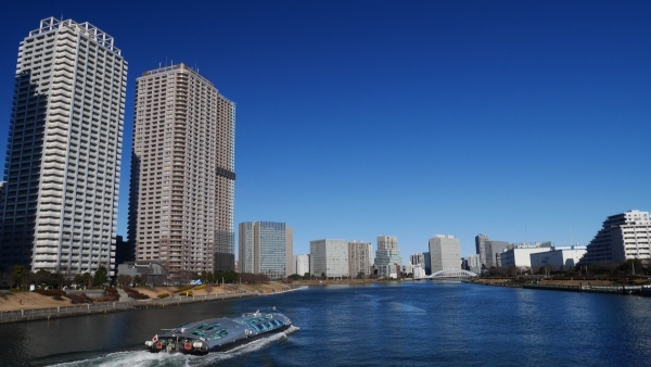東京の冬の青空(相生橋の上から)