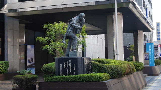 笹川良一の像