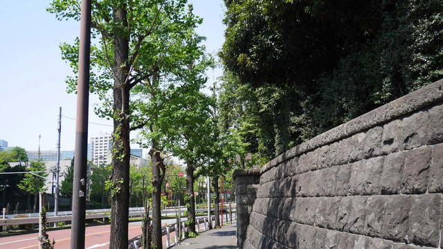 関東閣の横を歩く