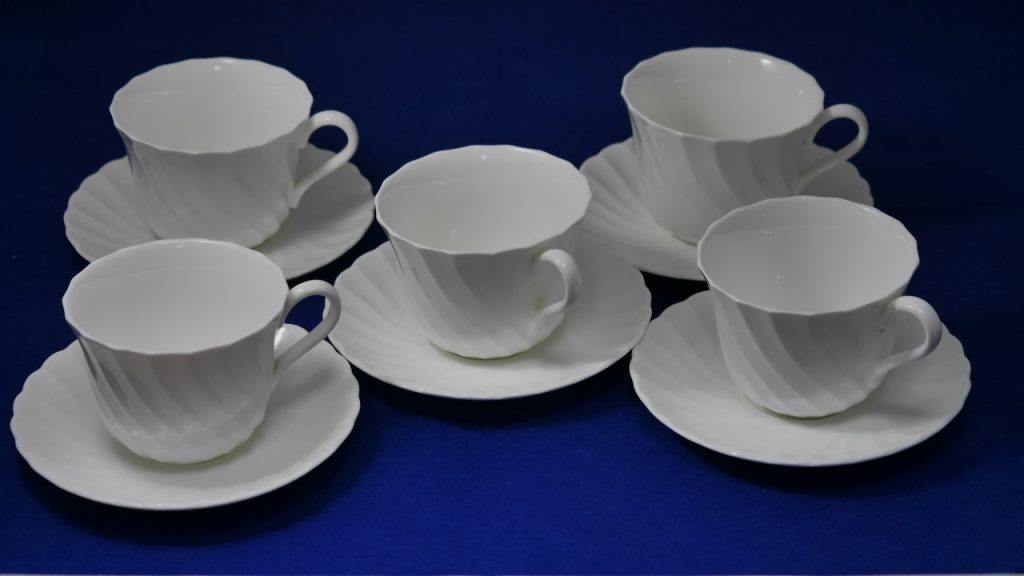 WEDGWOOD 社のティーカップ 5 客．Bone China です． 2000円でした．