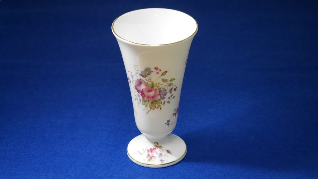 COALPORT 社の花瓶(?) です．bone china で，2000円でした．